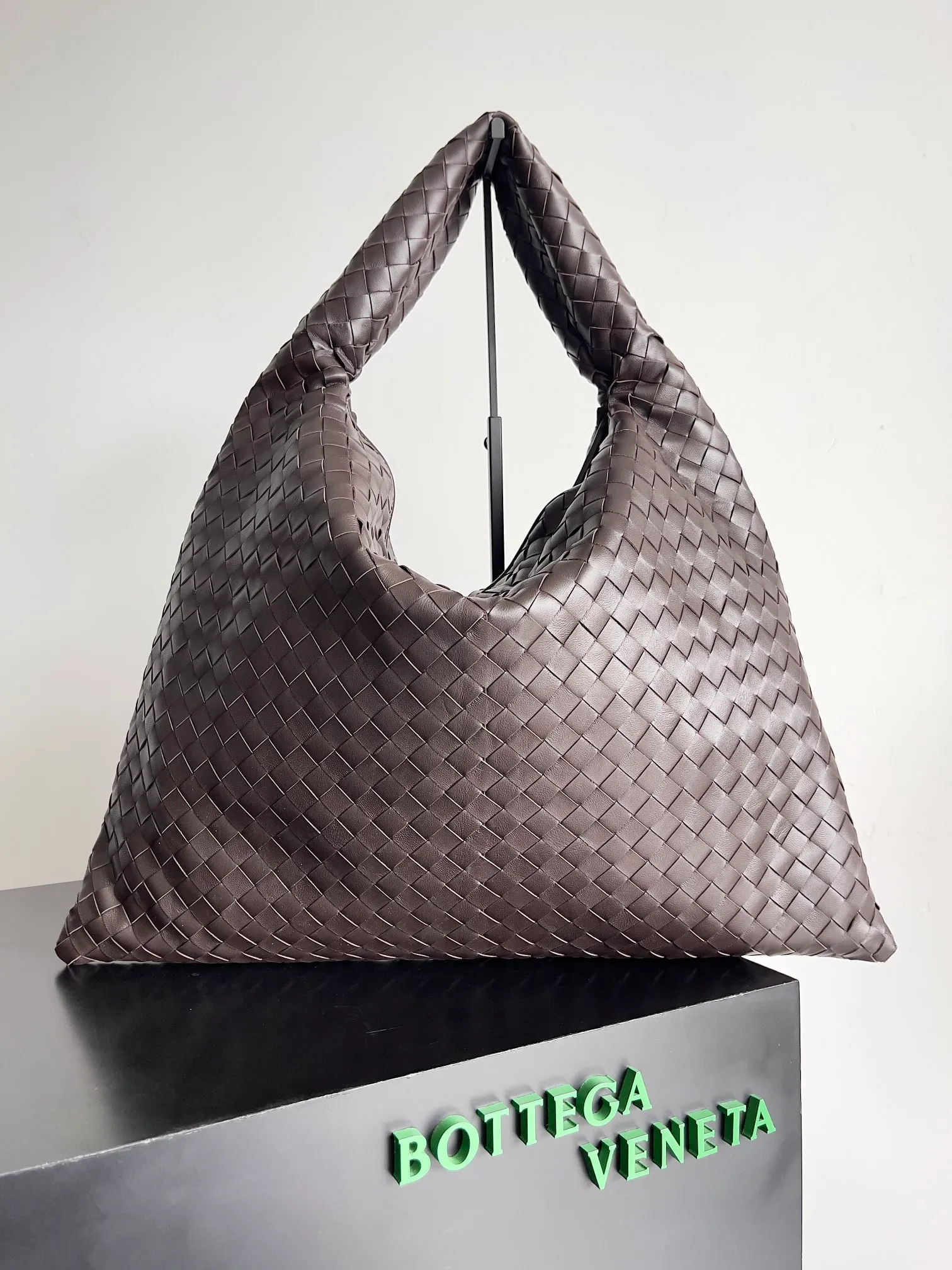 Batch 2160 Recently, I seem to be obsessed with this bag from BV~ The new Hop is really not too beautiful. The whole bag has no seams. The bag body and handles are made of one piece of leather. It embodies the style and essence of Bottega Veneta. It truly represents craftsmanship and creativity. The large size has a very loose and lazy upper body. Big bag lovers will definitely not regret buying it. Style number: 763970 Size: 53*24*13